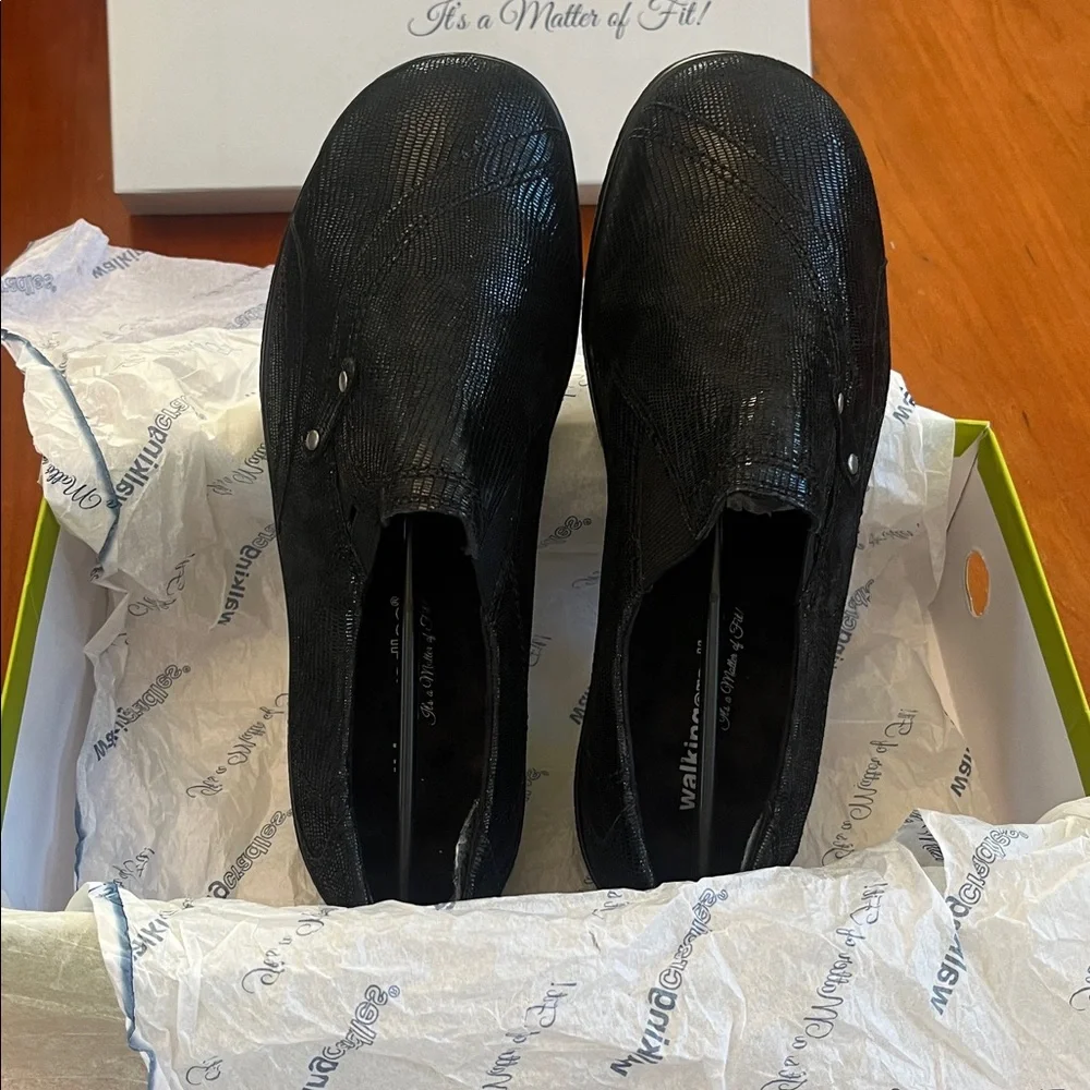 NWT Walking Cradle Orthotic AMP Black Patent Lizard Print Leather Flats. 7.5 WW.
